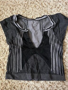 Out From Under -UA Seamless Top size Xs/s